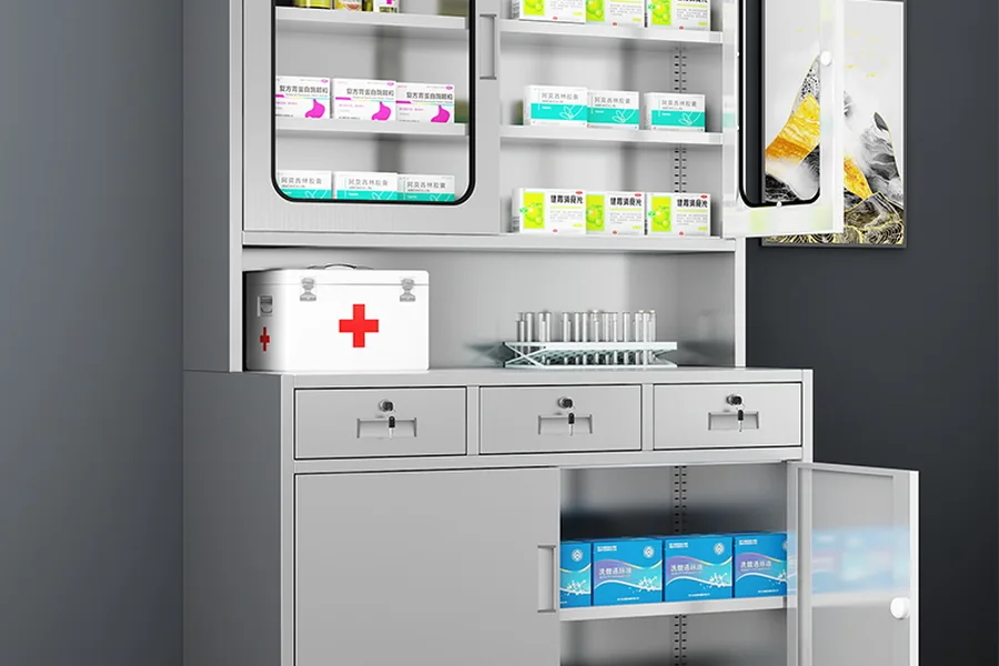 Medikamentenschrank mit Arzneimittelpackungen im Praxislager